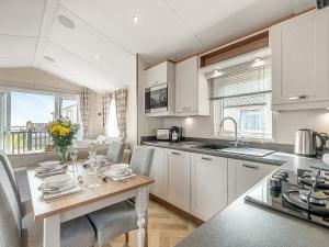 Køkken eller tekøkken på Azure View + 14 billeder