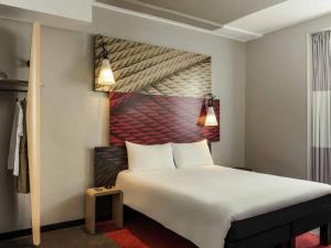 Postel nebo postele na pokoji v ubytování ibis Paris Avenue de la Republique + 27 fotografií