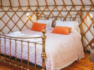 Postel nebo postele na pokoji v ubytování Bracken Yurt - Ukc6941