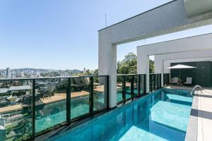 Bazén v ubytování Village Lofts a 5 minutos da Vila Germânica com piscina aquecida no terraço nebo v jeho okolí + 21 fotografií