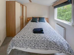 Barton StaceyにあるHome From Homeのベッドルーム1室(ベッド1台、白黒の掛け布団付) +6枚の写真