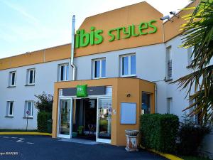 ジアンにあるibis Styles Gienの子供の棒付きの建物