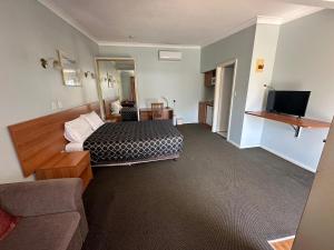 Televisyen dan/atau pusat hiburan di Colonial Motor Lodge Scone