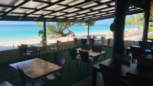 restauracja ze stołami i krzesłami oraz plaża w obiekcie Bella Vista Beach Resort Koh Lipe w mieście Ko Lipe +96 zdjęć