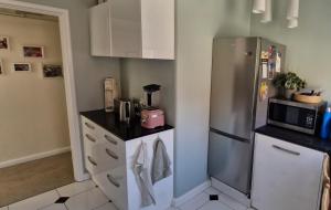 Kuchyň nebo kuchyňský kout v ubytování Best room near the stadium, train station, & parliament precinct