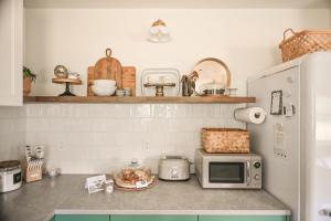 eine Küchentheke mit einer Mikrowelle auf der Arbeitsplatte in der Unterkunft Prairie Cottage, a Fresh Farmhouse in Snohomish