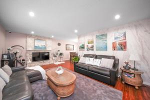 Una sala de estar con un sofá de cuero y una chimenea. en Dreamy Garden Arch Spot Cozy 3Bedroom Villa near the Beach, en Surrey 25 fotos más