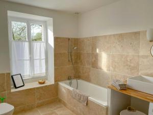 Ένα μπάνιο στο Templar House With Pool Near Chablis +20 φωτογραφίες