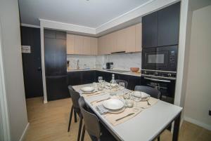 een keuken met een tafel met wijnglazen erop bij Luxury Stay in a Prime 1BR in Santiago
