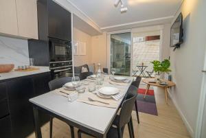 Kuchyň nebo kuchyňský kout v ubytování Luxury Stay in a Prime 1BR