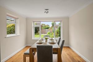 Κήπος έξω από το Stylish 3 Bed House l Free Driveway Parking