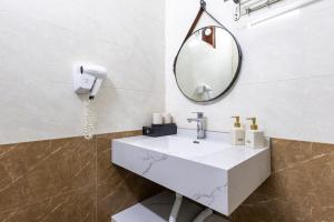 un bagno con lavandino e specchio di Sapa Florence Homestay & Garden a Sa Pa