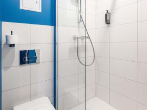 ein Badezimmer mit Dusche und Toilette in der Unterkunft ibis budget Mâcon Nord in Mâcon