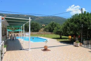 una piscina en un patio con en Stamatia Studios, en Razáta