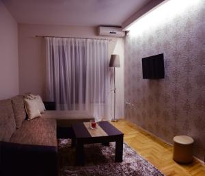 sala de estar con sofá y mesa en Love Apartment en Vrnjačka Banja