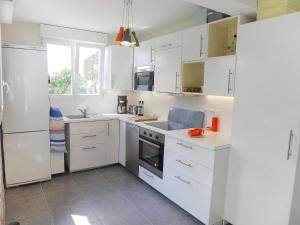 Una cocina o zona de cocina en Holiday Home Ile de France