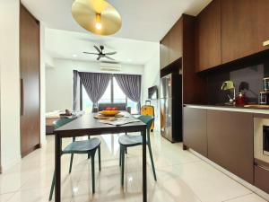 une cuisine et une salle à manger avec une table et des chaises dans l'établissement Grand Medini Cozy Studio 100mbps Netflix BySTAY, à Nusajaya