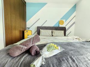 un lit avec une assiette de nourriture dans l'établissement Grand Medini Cozy Studio 100mbps Netflix BySTAY, à Nusajaya 41 autres photos