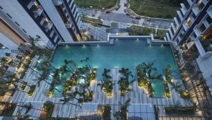 une vue aérienne d'une piscine dans un immeuble dans l'établissement Grand Medini Cozy Studio 100mbps Netflix BySTAY, à Nusajaya