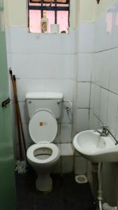 Ένα μπάνιο στο Guest friendly home +21 φωτογραφίες