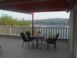 een tafel en stoelen op een balkon met uitzicht bij Apartment Bogoje in Kučište