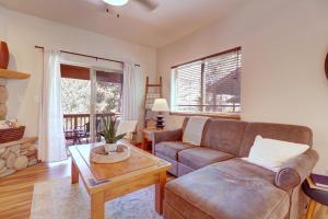 Χώρος καθιστικού στο 122 Lookout Ridge townhouse