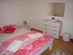 Postel nebo postele na pokoji v ubytování Guest House Konak kod Danke