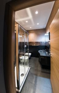 a bathroom with two sinks and a toilet at Ariston Suite in Piazza Armerina