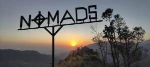 un cartello con la scritta "named" con il tramonto sullo sfondo di Nomadsland by Cottage Club Inn a Nainital