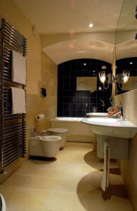 ein Badezimmer mit Badewanne, Waschbecken und Toilette in der Unterkunft Charming Hotel dei Chiostri in Follina