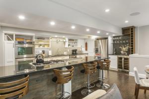 een keuken met een bar met barkrukken bij 1158 - Three Bedroom Deluxe Stonebridge condo in Park City