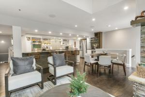 een keuken en eetkamer met een tafel en stoelen bij 1158 - Three Bedroom Deluxe Stonebridge condo in Park City