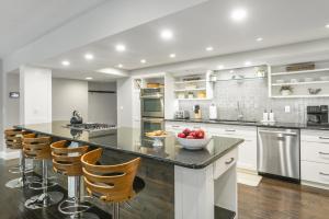 een keuken met een aanrecht met daarop een schaal fruit bij 1158 - Three Bedroom Deluxe Stonebridge condo in Park City