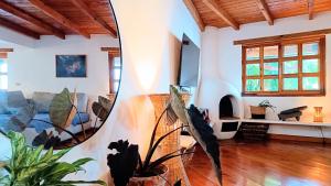 Posezení v ubytování Lakefront Villa with Beach Access & Infinity Pool + 30 fotografií