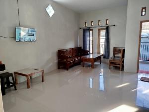 Μια τηλεόραση ή/και κέντρο ψυχαγωγίας στο Bromo Jay House Homestay II +5 φωτογραφίες