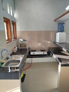 Η κουζίνα ή μικρή κουζίνα στο Bromo Jay House Homestay II