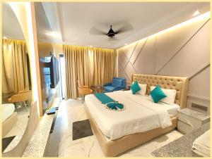 Un pat sau paturi într-o cameră la Front Sea ! View Hotel New Dreamland Resort Near Sea Beach And Jagannath Temple - Elegantly Designed Sea Facing Rooms With Attached Balcony!