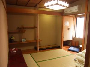 מיטה או מיטות קומותיים בחדר ב-Guesthouse Shirahama
