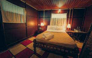 sypialnia z łóżkiem z dwoma ręcznikami w obiekcie Ela Ecoland Nature Retreat w mieście Munnar