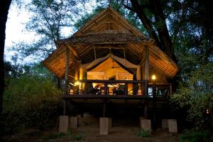 Taman di luar Samburu Intrepids Tented Camp