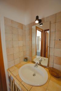 A bathroom at SanvitoTour - Le Terrazze Még 37 kép