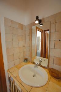 een badkamer met een wastafel en een spiegel bij SanvitoTour - Le Terrazze in San Vito lo Capo