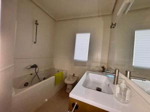 Ένα μπάνιο στο Rooms Carlos - junto a Plaza Mayor