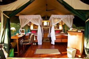 Samburu Intrepids Tented Camp客房内的一张或多张床位