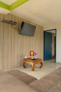 Televisyen dan/atau pusat hiburan di La villa Orchidée entre Terre et Mer Piscine Privé by sister home