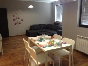 A seating area at Apartment Sredetz