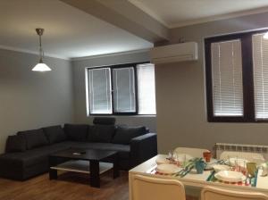 A seating area at Apartment Sredetz