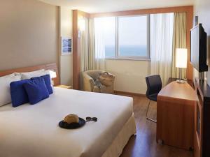 Телевизор и/или развлекательный центр в Regency Barra Hotel