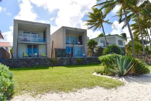 Um jardim em Turquoise Bay Beach Apartments Trou d'Eau Douce