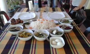una mesa con arroz y otros alimentos en ella en Golden Eco Ayur Villa, en Dambulla